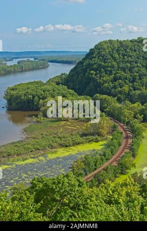 Blick durch Effigy Mounds, Nationaldenkmal. Grabhügel einheimischer amerikanischer Völker am Ufer des Mississippi darstellen. Stockfoto