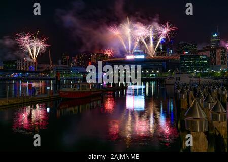 Silvester Feuerwerk für 2020 an der Docklands, Melbourne, Australien Stockfoto