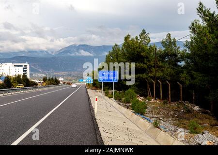 Muğla/ Türkei - 17.11.2019: Ein Straßenschild (Wegweiser) mit der Aufschrift Städte, Provinz Mugla, Türkei Stockfoto