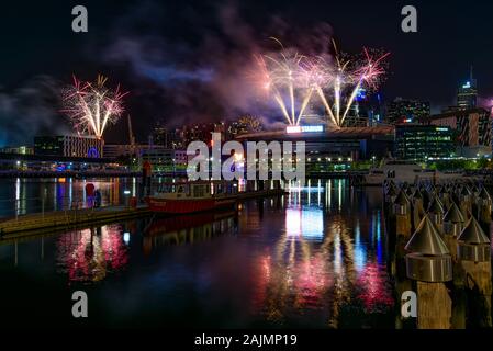 Silvester Feuerwerk für 2020 an der Docklands, Melbourne, Australien Stockfoto