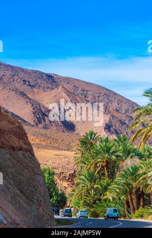 Zagora, Marokko - November 12, 2019: Berglandschaft Draa Tal Oasis. Vertikale Stockfoto