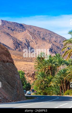 Zagora, Marokko - November 12, 2019: Berglandschaft Draa Tal Oasis. Vertikale Stockfoto