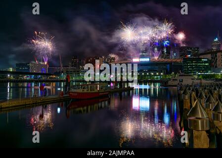 Silvester Feuerwerk für 2020 an der Docklands, Melbourne, Australien Stockfoto