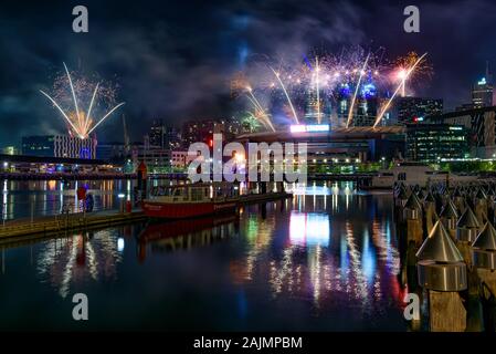 Silvester Feuerwerk für 2020 an der Docklands, Melbourne, Australien Stockfoto