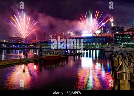 Silvester Feuerwerk für 2020 an der Docklands, Melbourne, Australien Stockfoto