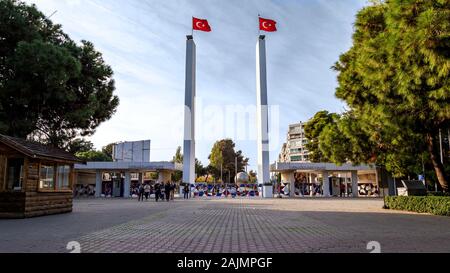 Konak, Izmir/Türkei - 22.11.2019: Kulturpark und Ausstellungszentrum in Izmir. Öffentlicher Park mit dem Namen Kültürpark (übersetzter Kulturpark). Stockfoto