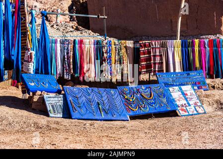 AIT BEN HADDOU - Marokko - 12. NOVEMBER 2019: Geschenk Shop auf einer Straße der Stadt Stockfoto