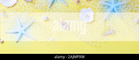 Sommer flatlay Banner, Muscheln und Fischen net auf gelben Hintergrund, Kopie Raum Stockfoto