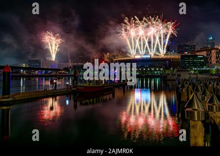 Silvester Feuerwerk für 2020 an der Docklands, Melbourne, Australien Stockfoto