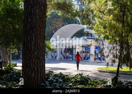 Konak, Izmir/Türkei - 22.11.2019: Eingangstor des öffentlichen Parks mit dem Namen Kültürpark (übersetzter Kulturpark), auch Kulturpark in Izmir genannt. Stockfoto