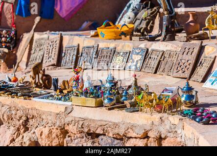 AIT BEN HADDOU - Marokko - November 12, 2019: Marokkanische Souvenirs auf einer Straße der Stadt. Mit selektiven Fokus Stockfoto