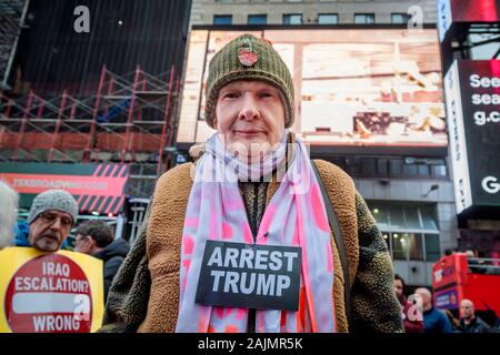 New York, USA. Am 4. Januar, 2020. Hunderte von New Yorker kam die Antwort Koalition, CODEPINK, und andere Interessensgruppen auf einer Kundgebung in Times Square, in der Menschen aus der ganzen Usa lokale Demonstrationen zu organisieren: Nicht mehr US-Truppen in den Irak oder den Nahen Osten! Usa raus aus dem Irak! Und kein Krieg / keine Sanktionen gegen den Iran! Credit: Erik McGregor/ZUMA Draht/Alamy leben Nachrichten Stockfoto