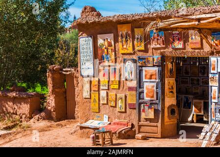 AIT BEN HADDOU - Marokko - 12. NOVEMBER 2019: Souvenir Shop mit Waren auf einer Straße der Stadt Stockfoto