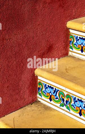 Bunte Architektur Detail, Nahaufnahme der Treppe mit bunten Fliesen in Wohnanlage Gènova in der Nähe von Palma, Mallorca, Spanien Stockfoto
