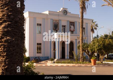 Das Rathaus von Sidi Ifni, Marokko. Das Haus ist im Art Deco Stil, lackiert in Weiß und Blau Stockfoto