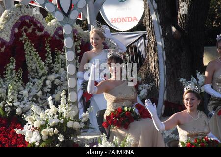 Pasadena, Kalifornien, USA. 1 Jan, 2020. Turnier der Rosen 102 Rose Queen, Camille Kennedy (obere Reihe) und das Queen's Court Fahrt in einem Float in der Rose Parade, 2020. Credit: Catherine Bauknight/ZUMA Draht/Alamy leben Nachrichten Stockfoto