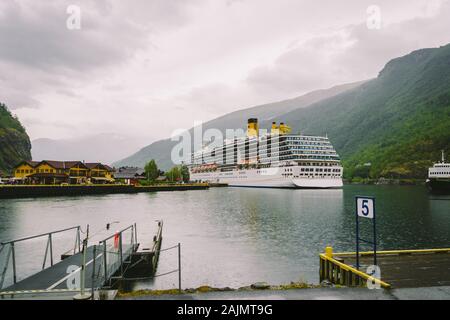 Kreuzfahrtschiff In den Gewässern der Aurlandsfjord, Norwegen. Blick auf ein Passagier Schiff in den Hafen von Flam. Kreuzfahrtschiff angedockt im Fjord von Flam Stockfoto