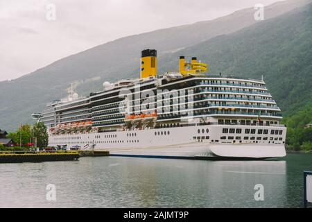 Kreuzfahrtschiff In den Gewässern der Aurlandsfjord, Norwegen. Blick auf ein Passagier Schiff in den Hafen von Flam. Kreuzfahrtschiff angedockt im Fjord von Flam Stockfoto