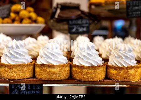 Gebäck im berühmten modernistischen Bäckerei "Forn des Teatre in Palma, Mallorca, Spanien Stockfoto