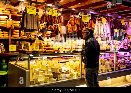 Käsemonger und Wurstwaren im Mercat de l'Olivar, Palma, Mallorca, Spanien Stockfoto