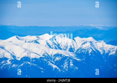 Die Großartigkeit des Olymp. Antenne Panoramablick auf den höchsten Berg in Griechenland während der Winterperiode. Stockfoto