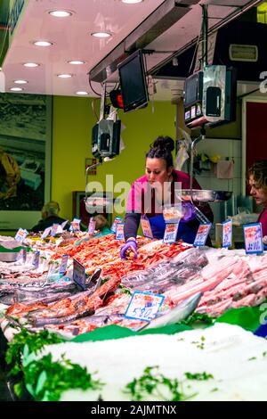 Händler für Fisch und Meeresfrüchte, der Waren bei Mercat de l'Olivar, Palma, Mallorca, Spanien organisiert Stockfoto