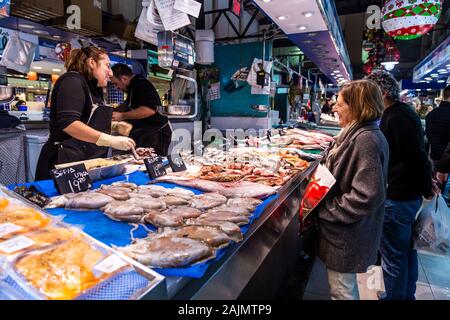 Leute auf dem Fischmarkt in Mercat de l'Olivar, Palma, Mallorca, Spanien Stockfoto