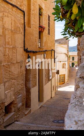 Avenue in kleinen spanischen Dorf Stockfoto