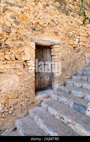 Alte Tür in einem alten Gebäude an der Treppe Stockfoto