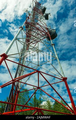 Eine Mikrowelle Turm Rot lackiert und Weiß Stockfoto