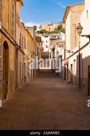 Straße in Capdepera mit Blick auf das Schloß Stockfoto