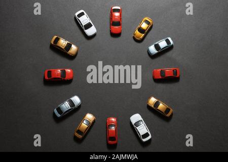 Geparkte Autos auf einem Kreis Form auf der Ansicht von oben. Stockfoto