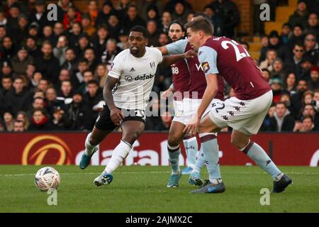 London, Großbritannien. 04 Jan, 2020. Ivan Cavaleiro von Fulham wird durch Bjšrn Engels von Aston Villa während der Dritten Runde des FA Cup Match zwischen Fulham und Aston Villa im Craven Cottage, London, England am 4. Januar 2020 gefordert. Foto von Ken Funken. Nur die redaktionelle Nutzung, eine Lizenz für die gewerbliche Nutzung erforderlich. Keine Verwendung in Wetten, Spiele oder einer einzelnen Verein/Liga/player Publikationen. Credit: UK Sport Pics Ltd/Alamy leben Nachrichten Stockfoto