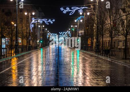 Vilnius, Litauen - 16. Dezember 2019: Weihnachtsdekoration in den Straßen von Vilnius in Litauen Stockfoto