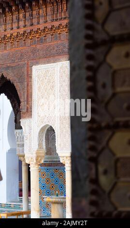 Innenraum der Al-Attarine Madrasa (Islamische Training Center), Fes, Marokko. Vertikale Stockfoto