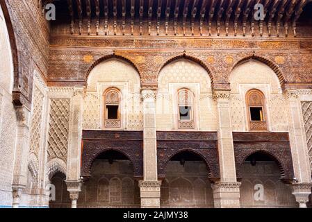 Fez, Marokko - 12. November 2019: Einrichtung von Al-Attarine Madrasa (Islamische Training Center) Stockfoto