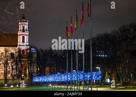 Vilnius, Litauen - 16. Dezember 2019: Weihnachtsdekoration in den Straßen von Vilnius in Litauen Stockfoto