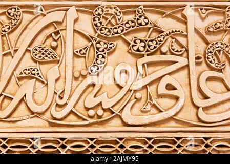 Orientalischer Schmuck an der Wand in Al-Attarine Madrasa (Islamische Training Center), Fes, Marokko. Close-up Stockfoto