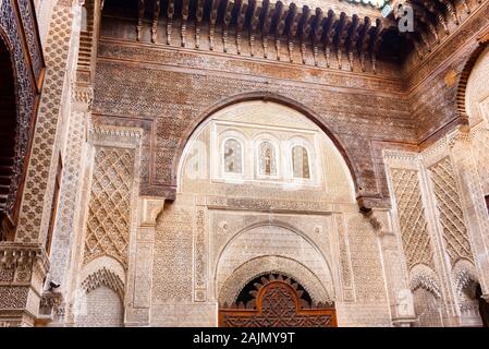 Fez, Marokko - 12. November 2019: Einrichtung von Al-Attarine Madrasa (Islamische Training Center) Stockfoto