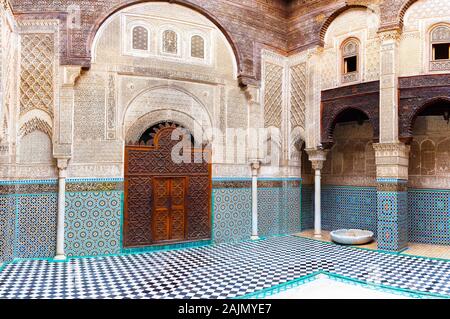 Fez, Marokko - 12. November 2019: Einrichtung von Al-Attarine Madrasa (Islamische Training Center). Stockfoto