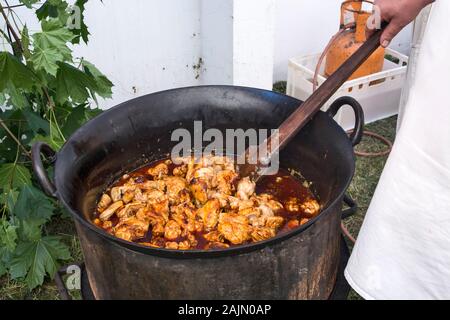 In einem traditionellen Wettbewerb, hühnereintopf wird in einem Kessel gekocht. Stockfoto