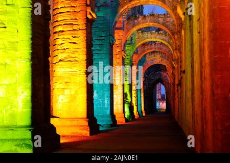 Fountains Abbey Schiff während einer Weihnachten bunte Lichter Stockfoto