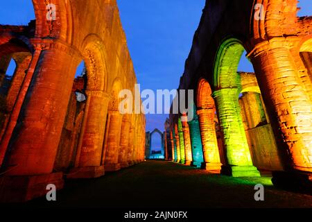 Fountains Abbey Schiff während einer Weihnachten bunte Lichter Stockfoto