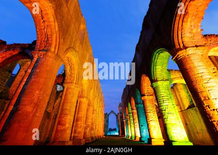 Fountains Abbey Schiff während einer Weihnachten bunte Lichter Stockfoto