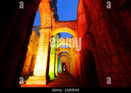 Fountains Abbey Schiff während einer Weihnachten bunte Lichter Stockfoto