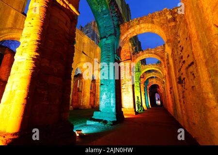 Fountains Abbey Schiff während einer Weihnachten bunte Lichter Stockfoto