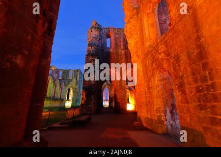 Fountains Abbey Schiff während einer Weihnachten bunte Lichter Stockfoto