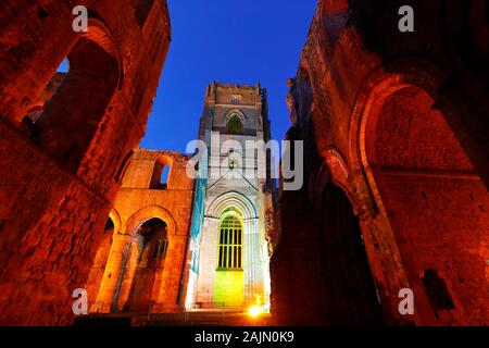 Fountains Abbey Tower bei Nacht, während Weihnachten farbige Beleuchtung Stockfoto