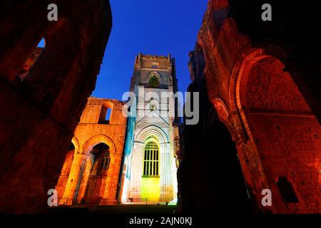 Fountains Abbey Tower bei Nacht, während Weihnachten farbige Beleuchtung Stockfoto