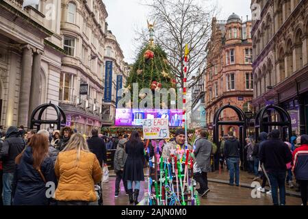 BIRMINGHAM, VEREINIGTES KÖNIGREICH - Dezember 15, 2019: Glow Spielzeug Verkäufer auf Neue Straße während der jährlichen Weihnachten Frankfurt Markt Stockfoto